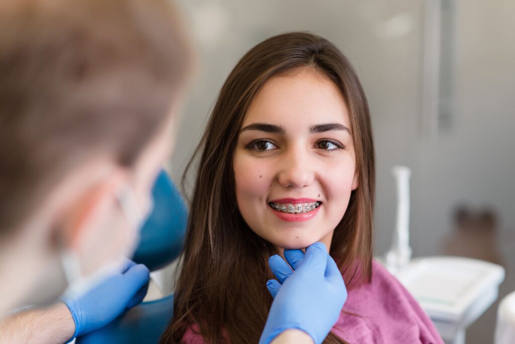 brackets en mujer joven